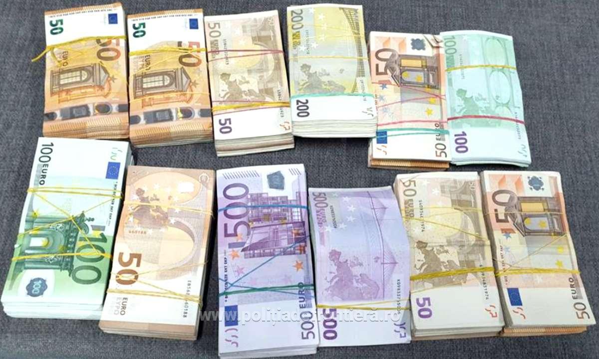 Тысяча евро в долларах. 1000 Евро. Деньги евро 1000. 1000 Евро фото. Деньги евро в пакете.