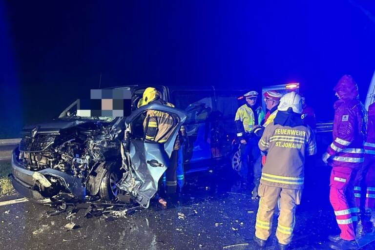 Microbuzul românesc implicat în accident. Sursă foto: sn.at.